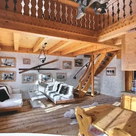 Warm Timbers Flat With Generous Living Area Apartment