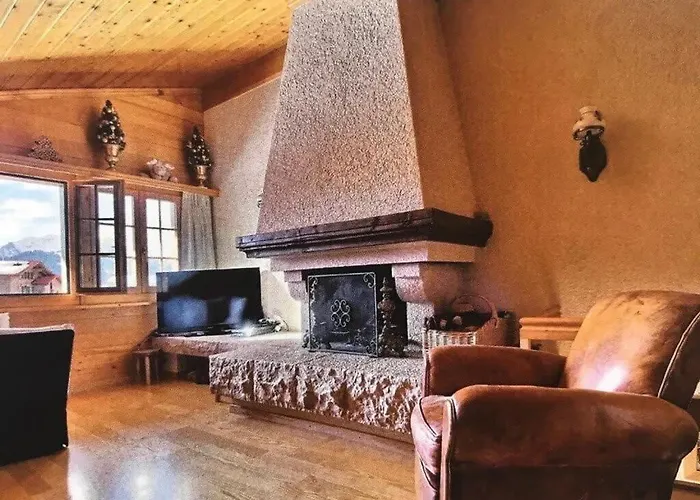 Warm Timbers Flat With Generous Living Area Schönried