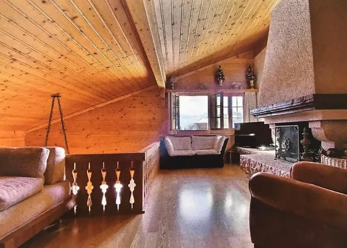 Warm Timbers Flat With Generous Living Area Schönried