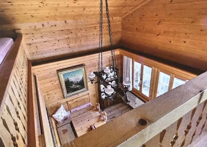 Warm Timbers Flat With Generous Living Area Schönried