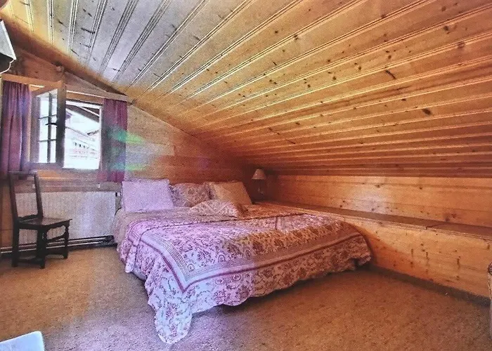 Warm Timbers Flat With Generous Living Area Schönried