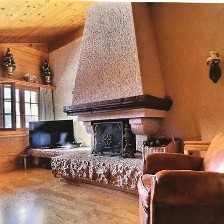 Warm Timbers Flat With Generous Living Area Schönried