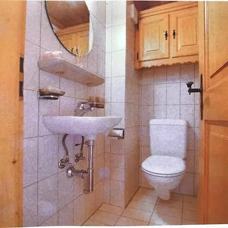 Warm Timbers Flat With Generous Living Area Apartment *