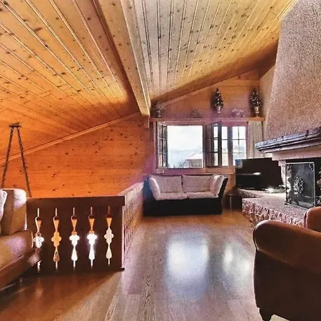 Warm Timbers Flat With Generous Living Area Schönried